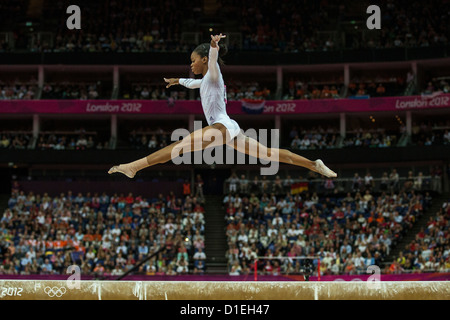 Gabrielle Douglas (USA) en compétition durant les Women's Poutre au final des Jeux Olympiques d'été de 2012, Londres, Angleterre. Banque D'Images