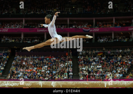 Gabrielle Douglas (USA) en compétition durant les Women's Poutre au final des Jeux Olympiques d'été de 2012, Londres, Angleterre. Banque D'Images