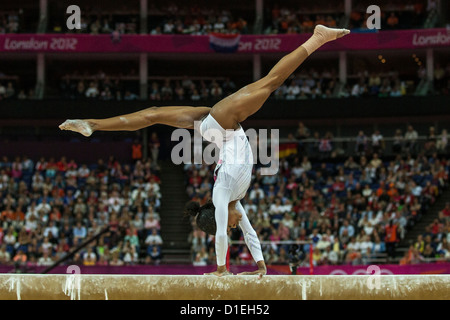 Gabrielle Douglas (USA) en compétition durant les Women's Poutre au final des Jeux Olympiques d'été de 2012, Londres, Angleterre. Banque D'Images