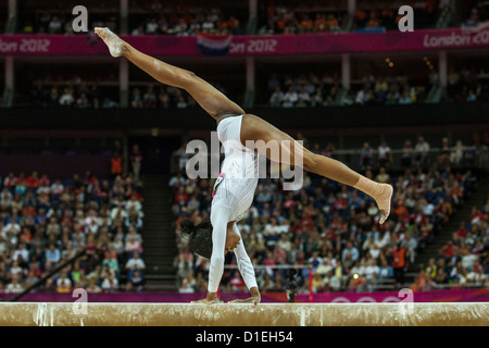 Gabrielle Douglas (USA) en compétition durant les Women's Poutre au final des Jeux Olympiques d'été de 2012, Londres, Angleterre. Banque D'Images