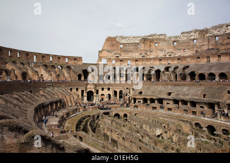 Intérieur du Colisée montrant l'arène, Rome, Italie. Banque D'Images