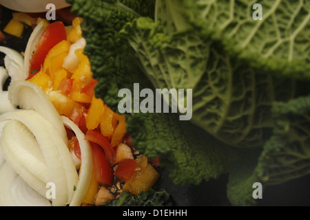 Chou de Milan avec oignons, poivrons et tomates Banque D'Images