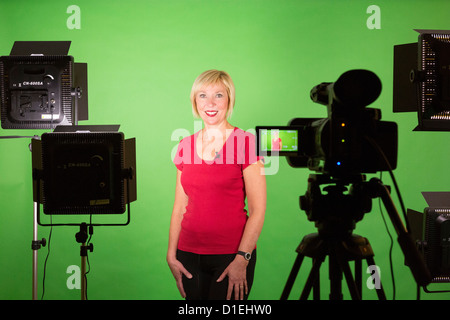 Une femelle presenter devant une caméra pour la production de films vidéo Banque D'Images