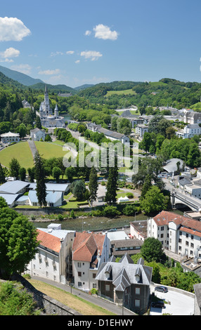 Vue d'été de Lourdes, avec la basilique du Rosaire Banque D'Images