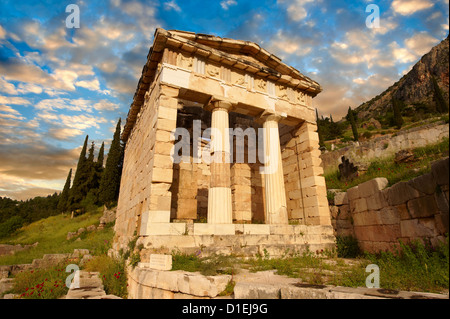 Conseil du Trésor d'Athènes, construite pour célébrer leur victoire à la bataille de Marathon. Site archéologique de Delphes, Grèce, Banque D'Images