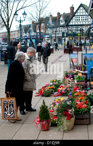 Des couronnes de Noël et des fleurs à vendre à l'extérieur de l'atelier Banque D'Images