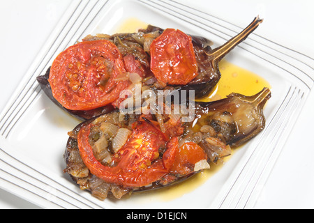 Imam baildi, aubergines farcies à l'oignon et l'ail, un plat traditionnel grec Banque D'Images