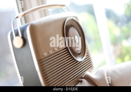 Style retro radio portable assis sur un canapé lounge Banque D'Images