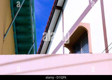 Maisons et mur font un motif en zigzag Banque D'Images