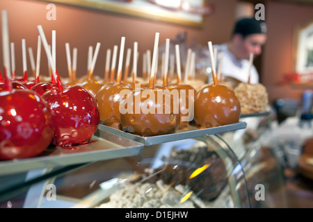 Des bonbons et des pommes au caramel, dans un magasin de bonbons. Banque D'Images