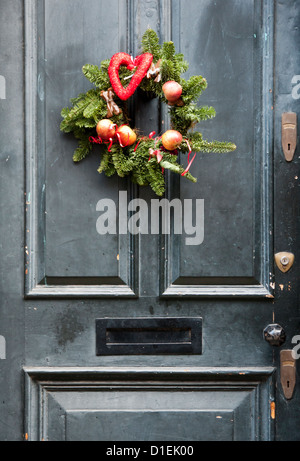 Une couronne de Noël classique sur une vieille porte victorienne Banque D'Images
