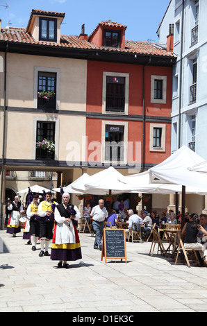 Festival de rue traditionnel avec joueurs et danseurs de cornemuse celtique espagnole, place El Fontan, Oviedo, Asturies Espagne Banque D'Images