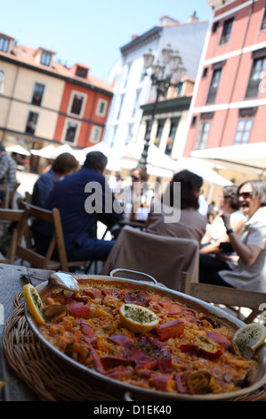 Plat de paella restaurant extérieur à El Fontan Square, Oviedo, Espagne du nord Banque D'Images