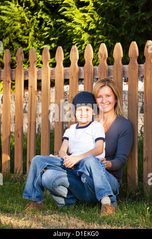 Mère et Fils Portrait outdoors Banque D'Images