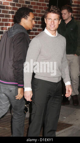 Décembre 17, 2012 - New York, New York, États-Unis - Acteur TOM CRUISE (R) et son fils CONNER CROISIÈRE (L) à son apparence sur la 'Late Show With David Letterman" tenue à l'Ed Sullivan Theater. (Crédit Image : © Kaszerman ZUMAPRESS.com)/Nancy Banque D'Images