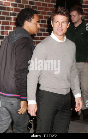 Décembre 17, 2012 - New York, New York, États-Unis - Acteur TOM CRUISE (R) et son fils CONNER CROISIÈRE (L) à son apparence sur la 'Late Show With David Letterman" tenue à l'Ed Sullivan Theater. (Crédit Image : © Kaszerman ZUMAPRESS.com)/Nancy Banque D'Images