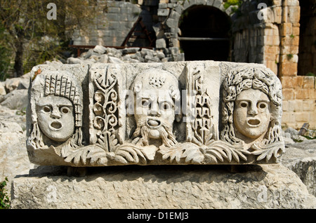 Les masques de théâtre antique en pierre dans la région de Myra, Turquie Banque D'Images