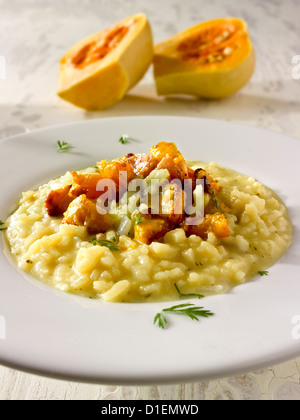 Courge Butternut rôti risotto safrané sur Banque D'Images