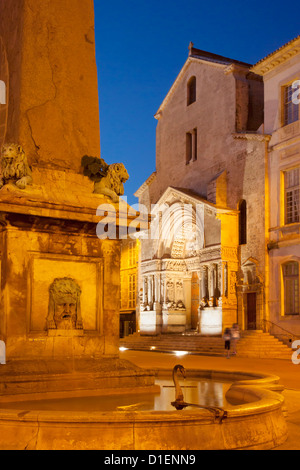 Obélisque commémoratif et Eglise Saint Trophime en place de la République, Arles, Provence France Banque D'Images