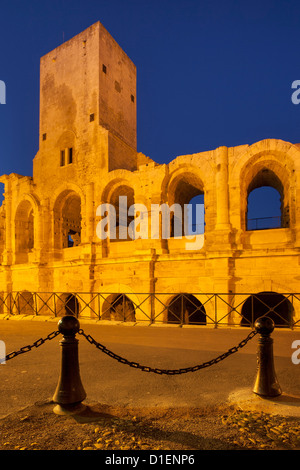 Sur le crépuscule encore utilisé l'ancienne Colisée romain à Arles, Provence France Banque D'Images