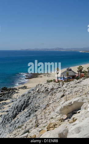 Cabo San Lucas donne sur l'océan Pacifique destination populaire pour les touristes à la recherche d'hôtels de luxe, restaurants et sports nautiques Banque D'Images