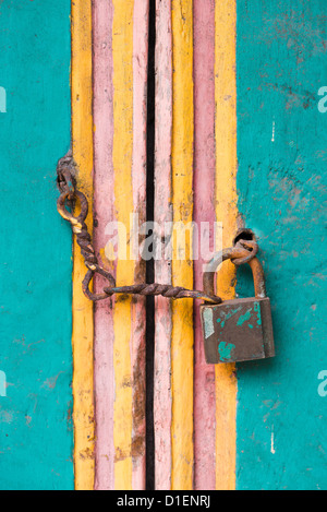 Vintage lock et la chaîne sur une vieille porte en bois coloré Banque D'Images
