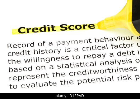 Définition de pointage de crédit en surbrillance en jaune avec feutre Banque D'Images