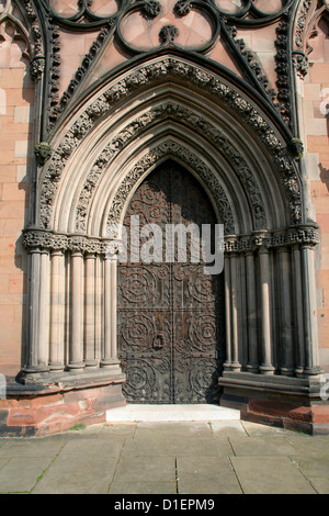 Détail de la porte ouest de la cathédrale de Lichfield Staffordshire England UK Banque D'Images