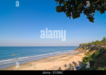 Vue horizontale de la magnifique côte le long de la plage de Varkala Papanasam, Kerala. Banque D'Images