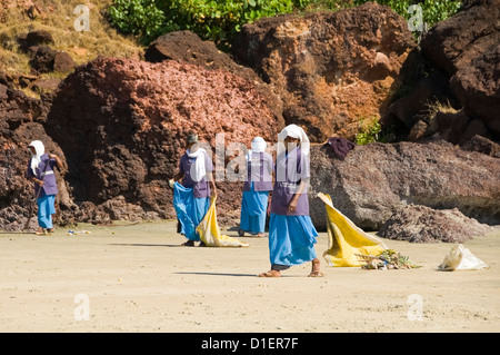 Portrait of Indian horizontale mesdames le nettoyage de la plage de Varkala, Kerala. Banque D'Images