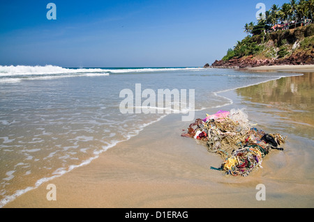 Vue horizontale de non biodégradable déchets rejetés sur Papanasam beach à Varkala, Kerala. Banque D'Images