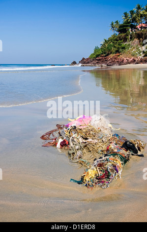 Vue verticale de non biodégradable déchets rejetés sur Papanasam beach à Varkala, Kerala. Banque D'Images