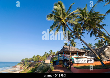 Vue horizontale le long du chemin de la falaise sur la plage de Varkala, Kerala. Banque D'Images