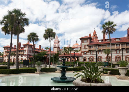 Tour ornée et détails de Ponce de Leon hôtel maintenant Flagler college construit Henry Flagler à St Augustine en Floride Banque D'Images