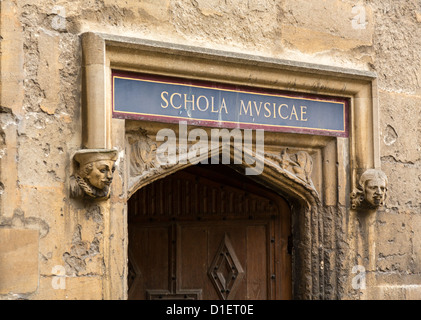 Porte en bois sculpté à l'entrée à l'École de musique de l'Université d'Oxford Bibliothèque Bodeian Banque D'Images
