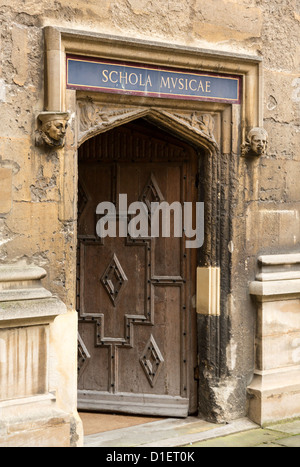 Porte en bois sculpté à l'entrée à l'École de musique de l'Université d'Oxford Bibliothèque Bodeian Banque D'Images