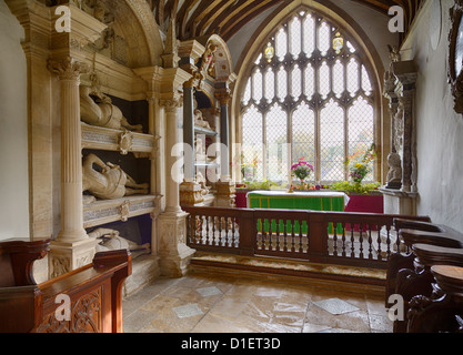 L'église paroissiale de St Mary à Swinbrook Oxford avec statues inhabituelle des chevaliers par l'autel Banque D'Images
