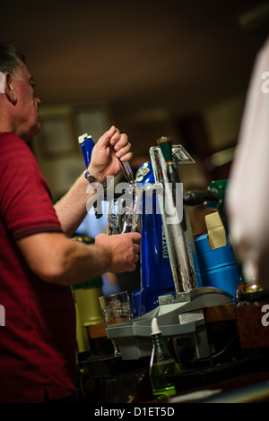 Un barman pulling a pint of lager froid un samedi soir, dans un club pour hommes, UK Banque D'Images