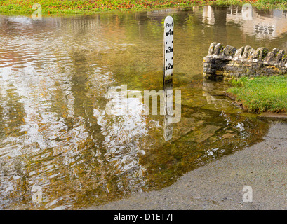 Jauge de profondeur en deep river road à gué sur le ruisseau de compère à Shilton Oxfordshire Banque D'Images