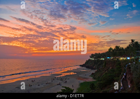 Vue aérienne de l'horizontale magnifique coucher de soleil sur la plage de Papanasam à Varkala, Kerala. Banque D'Images