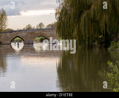 Plus vieux pont sur la rivière Thames, en Oxfordshire à Newbridge Banque D'Images