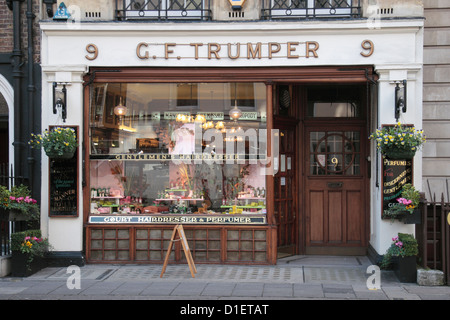 Le GF Trumper, un gentleman's coiffeurs et parfumeurs dans Mayfair, London, UK. Banque D'Images