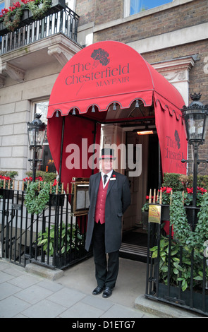 Portier à l'extérieur de l'entrée principale de l'hôtel Chesterfield Mayfair, Charles Street, Mayfair, London, W1, au Royaume-Uni. Banque D'Images