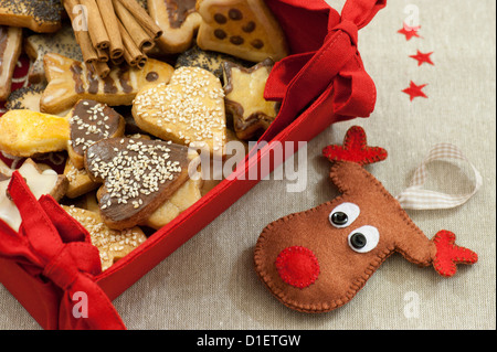 Les biscuits de Noël et à la main d'un Rudolf Banque D'Images
