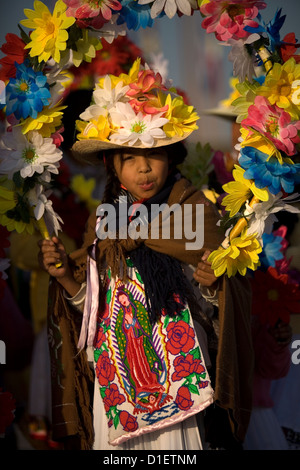 Une indigène Mazahua girl porte des fleurs à l'extérieur de la Basilique Notre Dame de Guadalupe à Mexico, le 9 décembre 2012. Banque D'Images