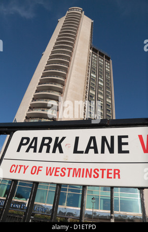 Plaque de rue pour "Park Lane" en face de la London Hilton on Park Lane Hotel, London, W1, au Royaume-Uni. Banque D'Images