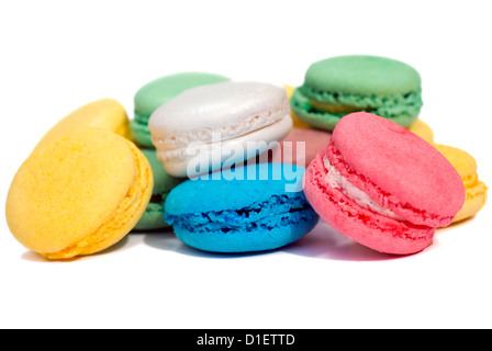 Collection de macarons colorés sur fond blanc Banque D'Images