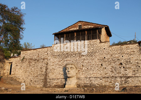 Nouvelle Sculpture de l'empereur Constantin le Grand Château à Berat en Albanie Banque D'Images