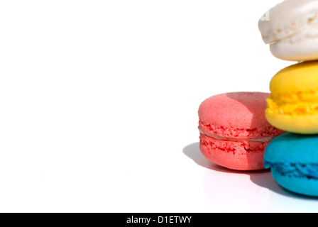 Collection de macarons colorés sur fond blanc Banque D'Images