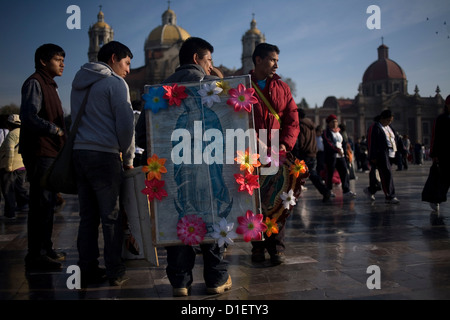 Un pèlerin porte une image de Notre Dame de Guadalupe à l'extérieur de la Basilique Notre Dame de Guadalupe à Mexico Banque D'Images